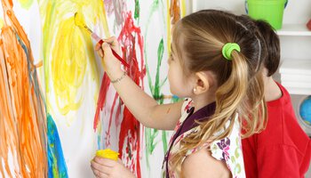 Zwei Kinder malen ein Gemälde | © istock_kate_sept2004